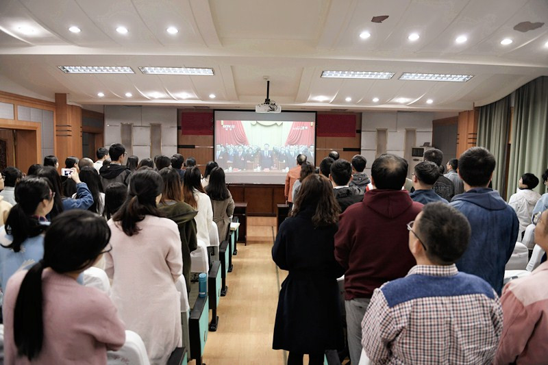 新闻院党委组织师生集中收看党的十九大开幕会